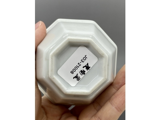 白釉八方茶盏