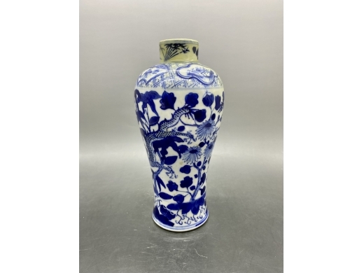青花龙穿花纹鸡腿瓶