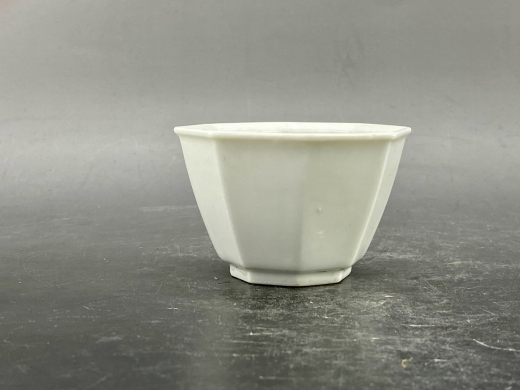 白釉八方茶盏
