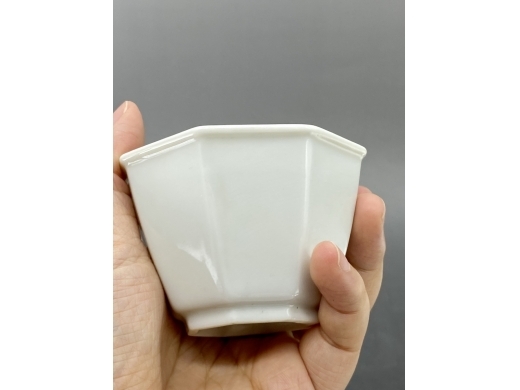 白釉八方茶盏