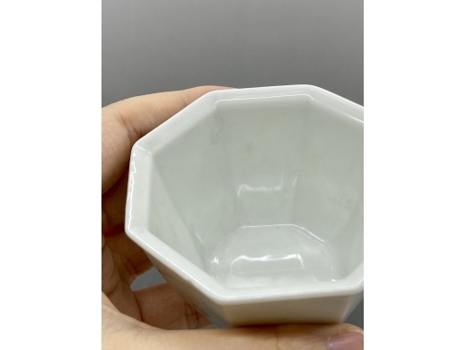白釉八方茶盏