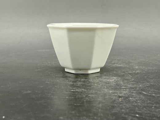 白釉八方茶盏