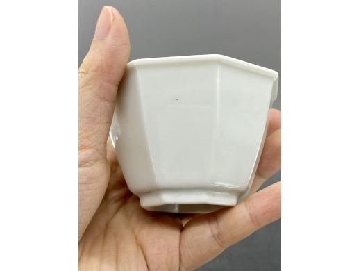 白釉八方茶盏