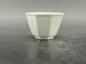 白釉八方茶盏