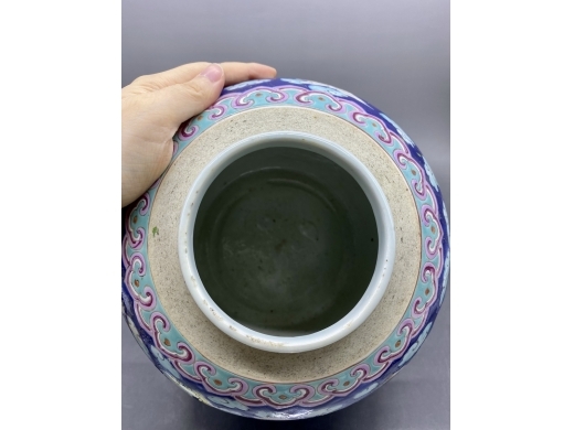 蓝料地粉彩云鹤纹罐