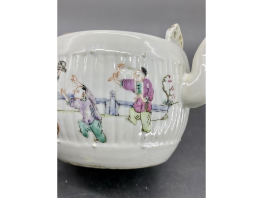 粉彩人物瓜楞茶壶