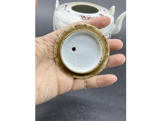 粉彩人物瓜楞茶壶