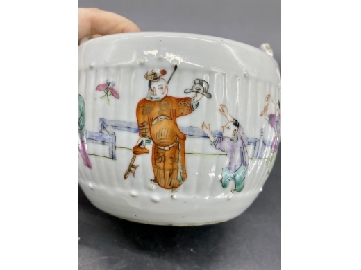粉彩人物瓜楞茶壶