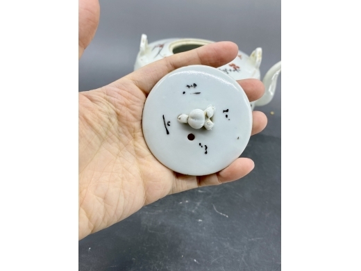 粉彩人物瓜楞茶壶