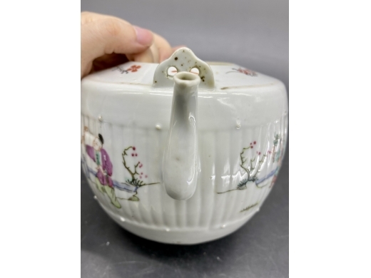 粉彩人物瓜楞茶壶