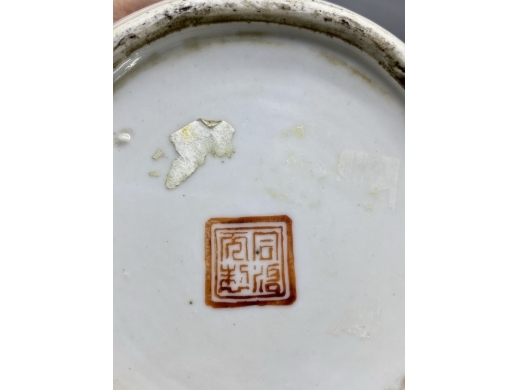 粉彩人物瓜楞茶壶