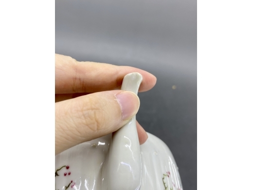 粉彩人物瓜楞茶壶