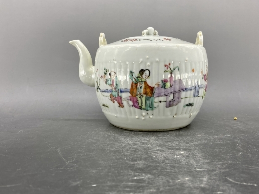 粉彩人物瓜楞茶壶