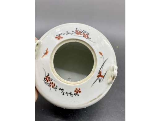 粉彩人物瓜楞茶壶