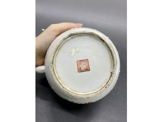粉彩人物瓜楞茶壶