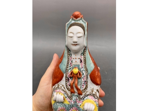 粉彩观音瓷塑