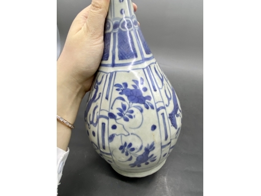 青花花卉海兽纹胆瓶