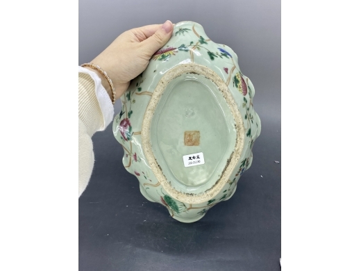 豆地粉彩草虫纹荷叶洗