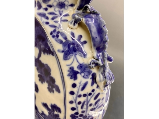 青花人物抱月瓶