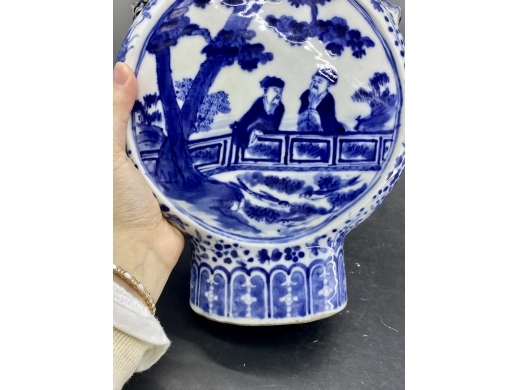 青花人物抱月瓶