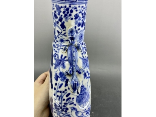 青花人物抱月瓶