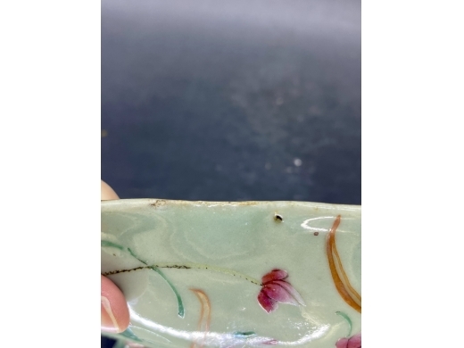 豆地粉彩草虫纹荷叶洗