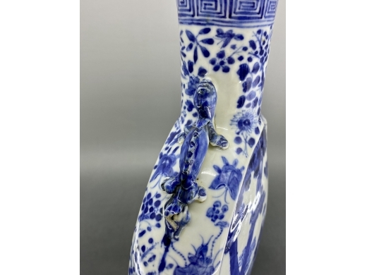 青花人物抱月瓶