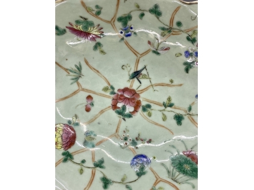 豆地粉彩草虫纹荷叶洗