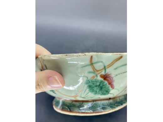 豆地粉彩草虫纹荷叶洗