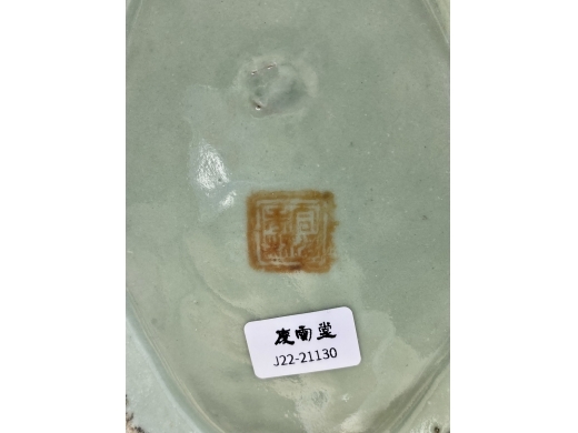 豆地粉彩草虫纹荷叶洗