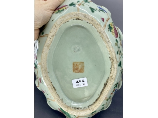 豆地粉彩草虫纹荷叶洗