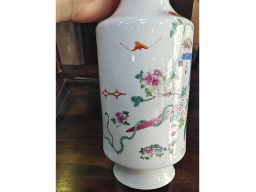 粉彩博古花卉瓶