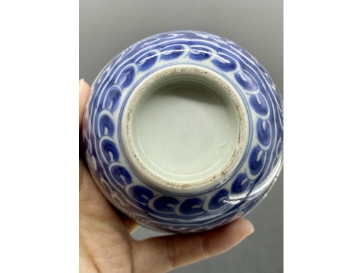 青花蓝地白花扁菊纹茶盏