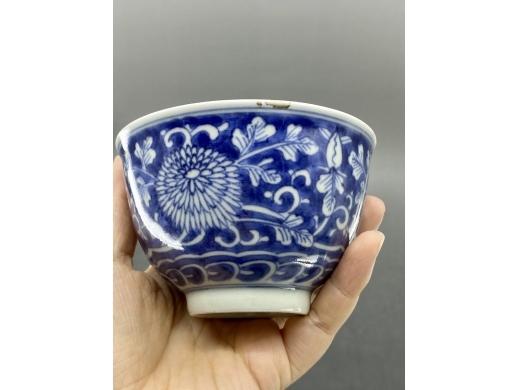 青花蓝地白花扁菊纹茶盏