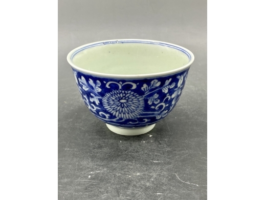 青花蓝地白花扁菊纹茶盏