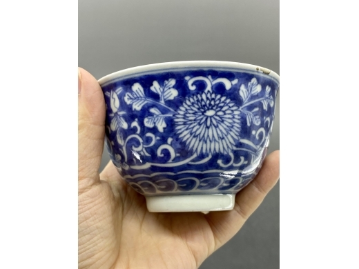 青花蓝地白花扁菊纹茶盏