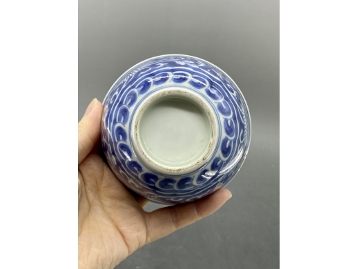 青花蓝地白花扁菊纹茶盏