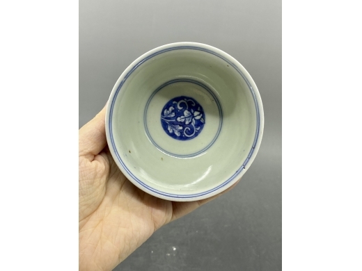 青花蓝地白花扁菊纹茶盏