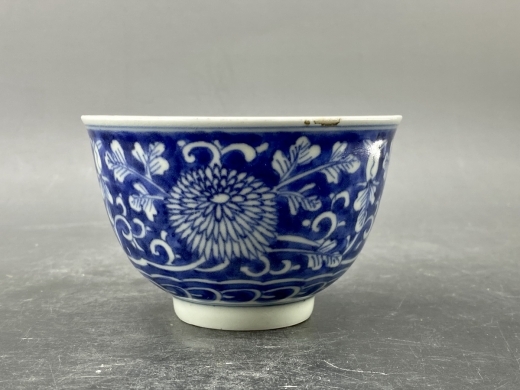 青花蓝地白花扁菊纹茶盏