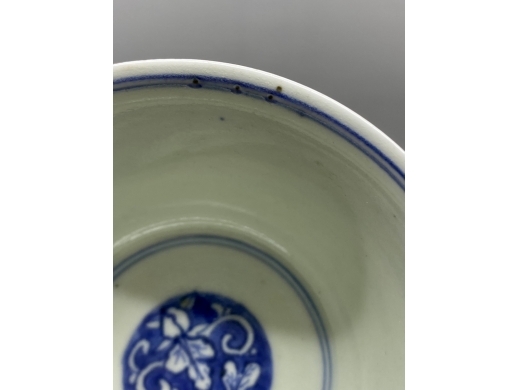 青花蓝地白花扁菊纹茶盏