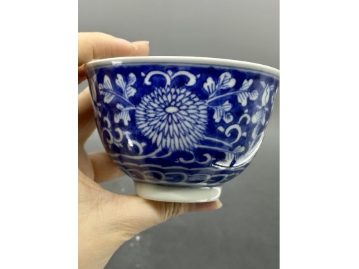 青花蓝地白花扁菊纹茶盏