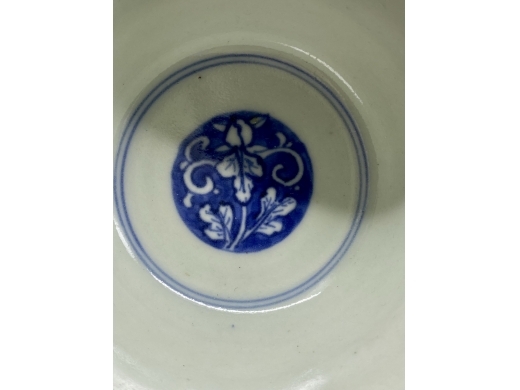 青花蓝地白花扁菊纹茶盏