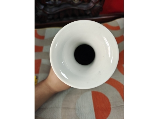 粉彩居仁堂制款人物瓶
