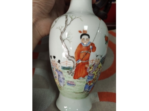 粉彩居仁堂制款人物瓶