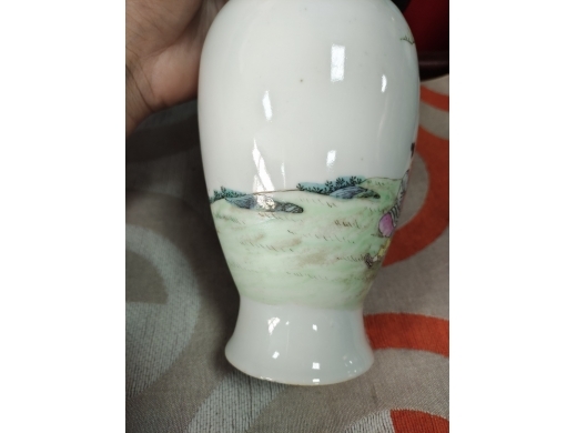 粉彩居仁堂制款人物瓶