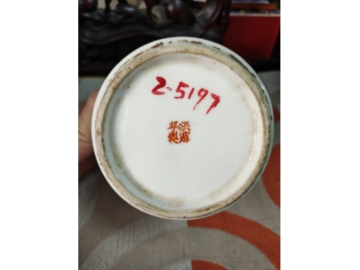 粉彩花卉灯笼瓶