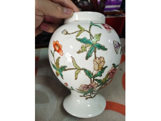 粉彩花卉灯笼瓶