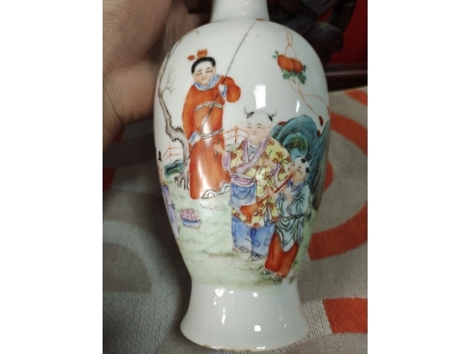 粉彩居仁堂制款人物瓶