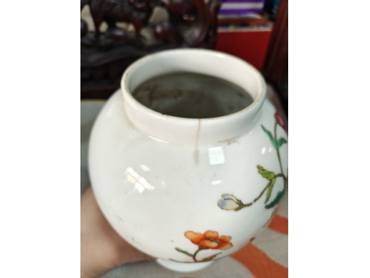 粉彩花卉灯笼瓶