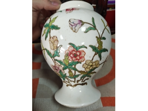 粉彩花卉灯笼瓶